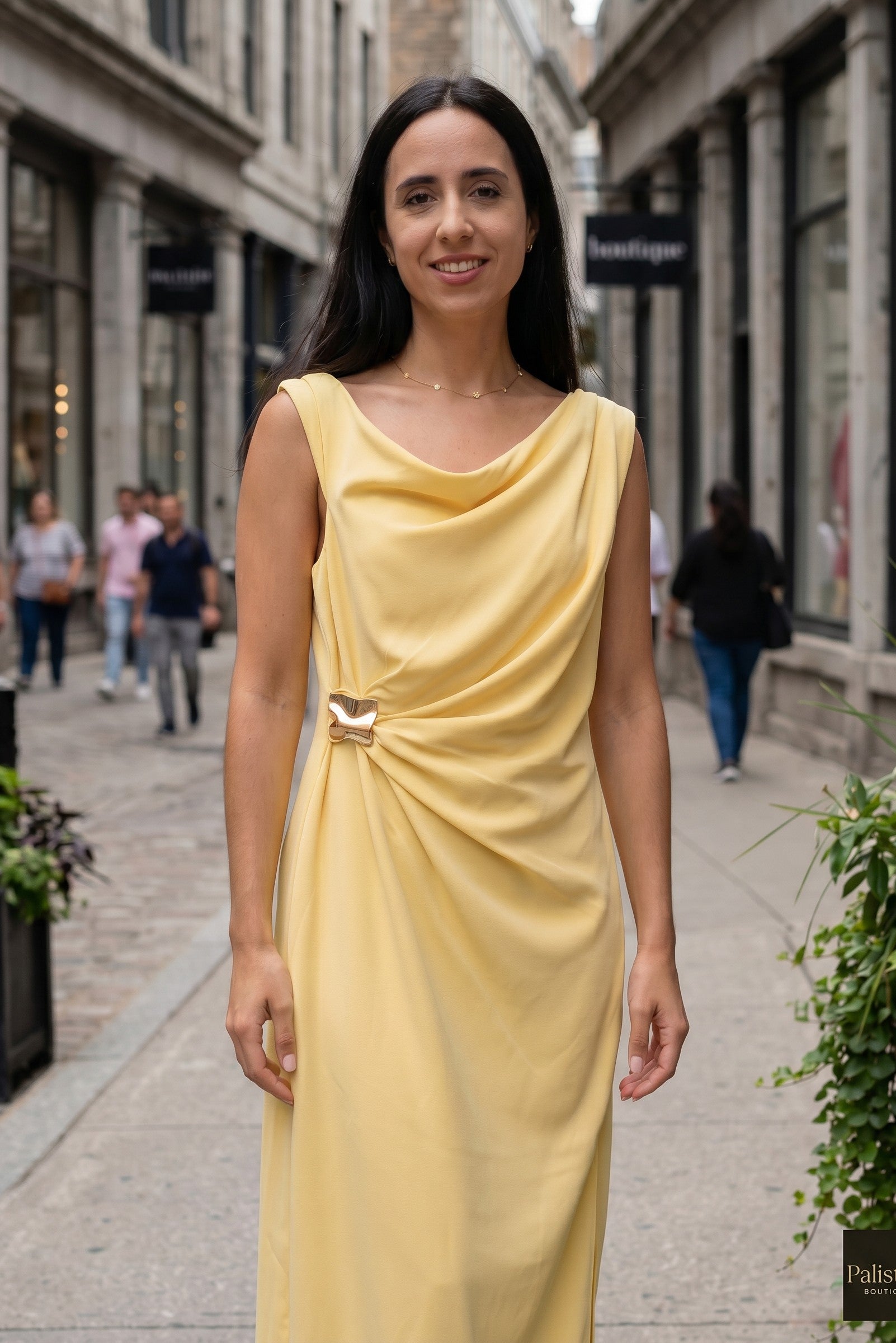 Maxi dress asimétrico con broche decorativo y corte lateral