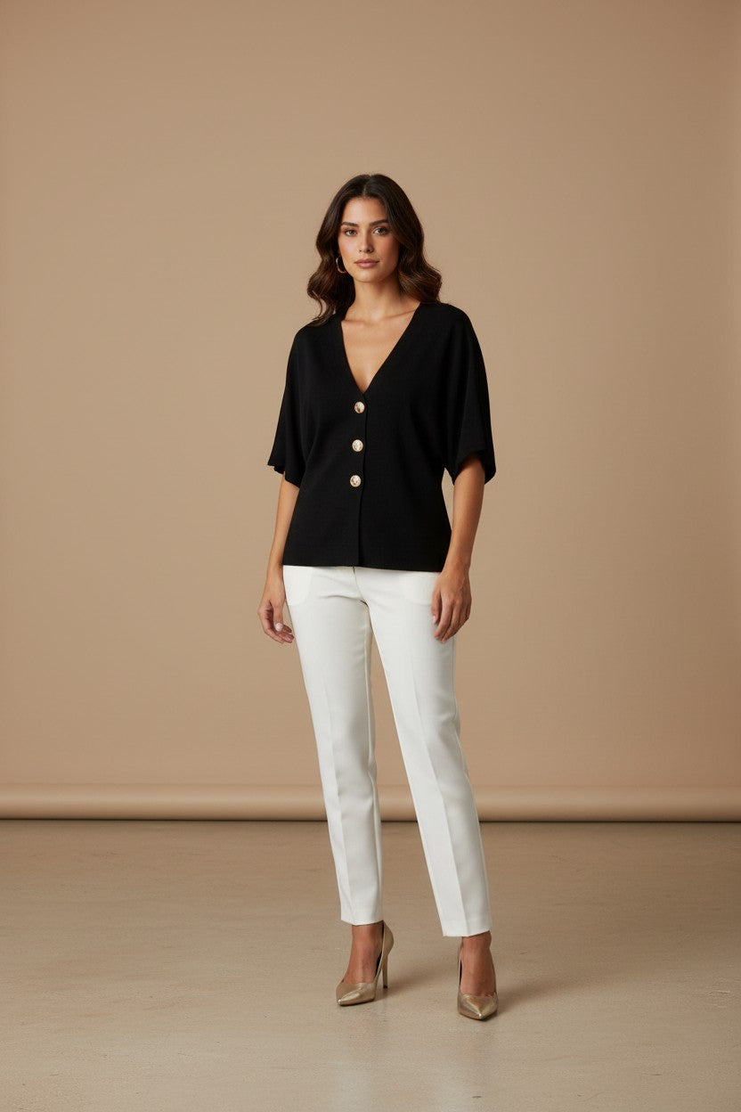 Cardigan de manga corta con botones dorados y escote en V. Ligero, elegante y perfecto para el clima tropical.