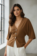 Cardigan de manga corta con botones dorados y escote en V. Ligero, elegante y perfecto para el clima tropical.