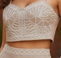 Set tipo lino con top sin mangas y detalle de soga, más pantalón a juego